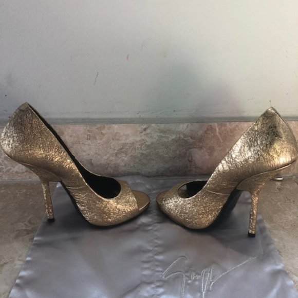 Giuseppe Zanotti Gold Peep-Toe Pump - Picture 5 of 6